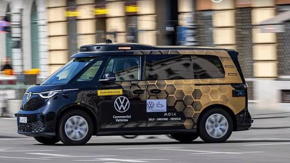 Les robotaxis arrivent vraiment en Europe! - WrenchMind